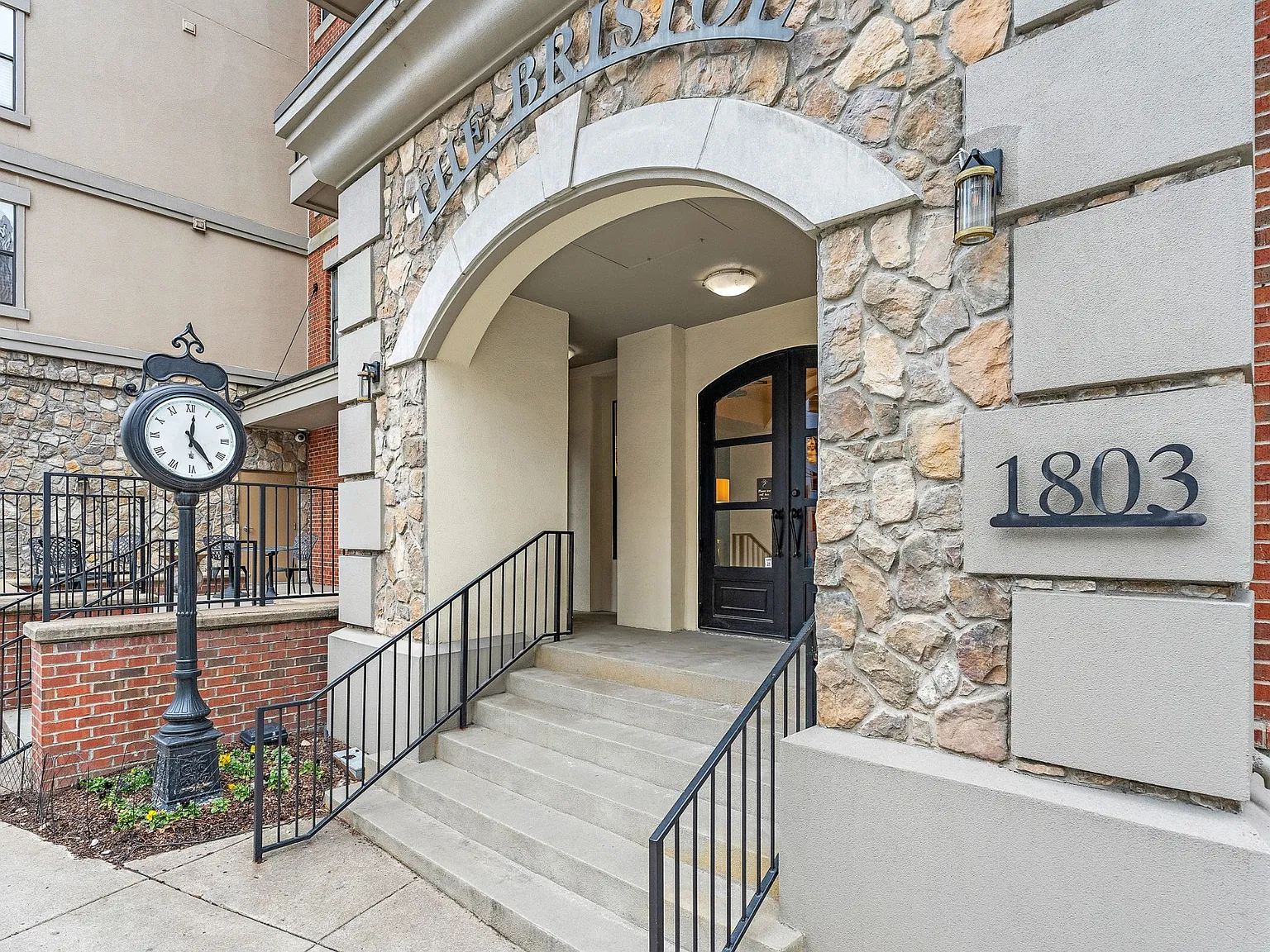 1 bed, 1.0 bath, 796 sqft, $1,775 — Photo 3