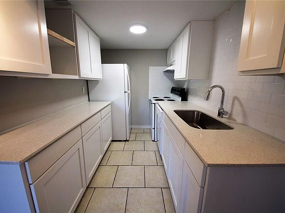 2nd image of 1600 West Ave APT 2