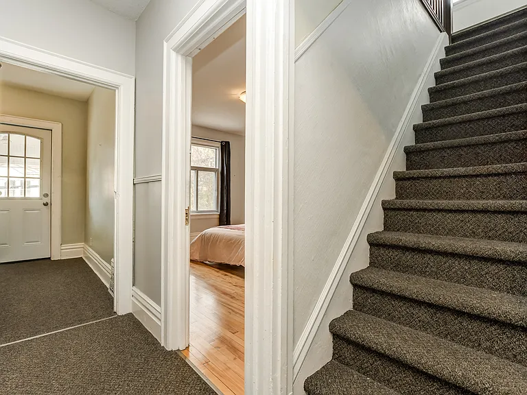1074 Gladstone Ave — Photo 7