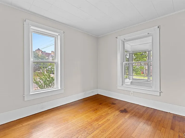 109 Center St — Photo 26