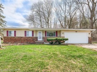 9370 Vienna Rd, Otisville, MI 48463