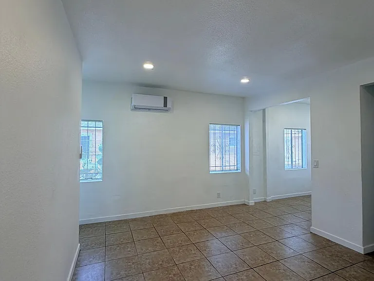 Magnolia Ave — Photo 2