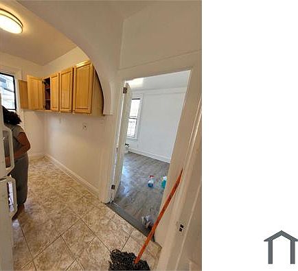 5th image of 3311 Colden Ave APT 1R