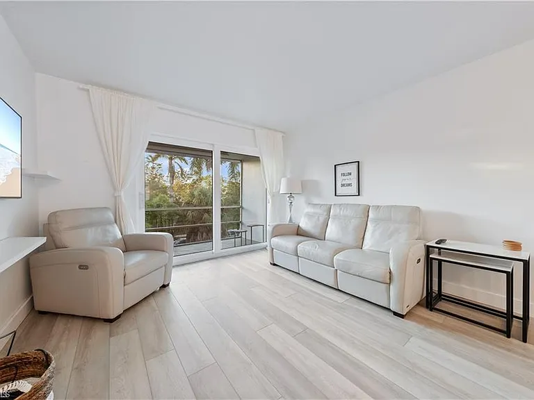 72 7th St S #310 — Photo 9