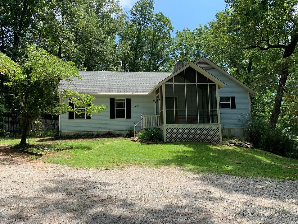 Front of house with parking and circle for turnaround.