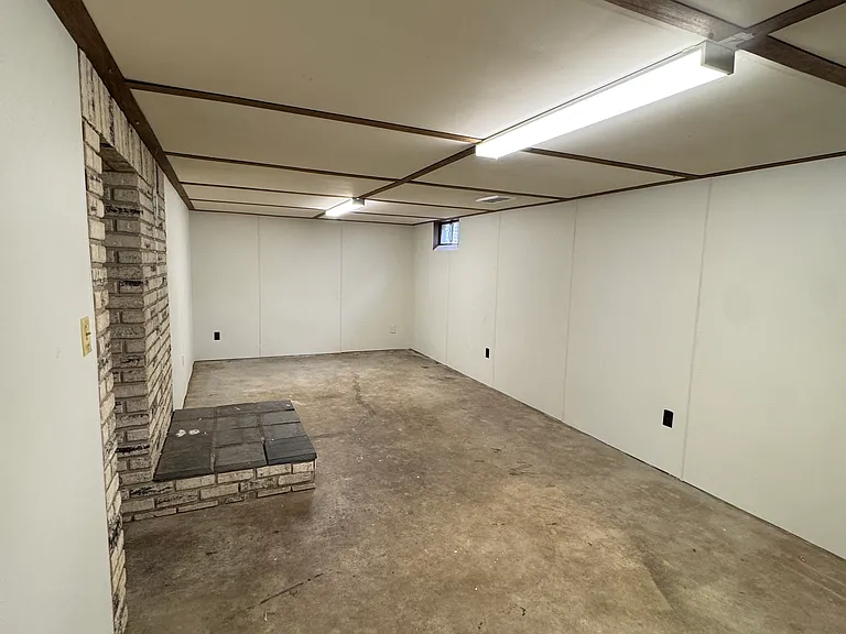 2121 Roberts Ln — Photo 17