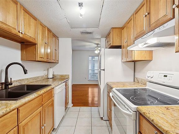 3rd image of 305 Parkview Blvd #305