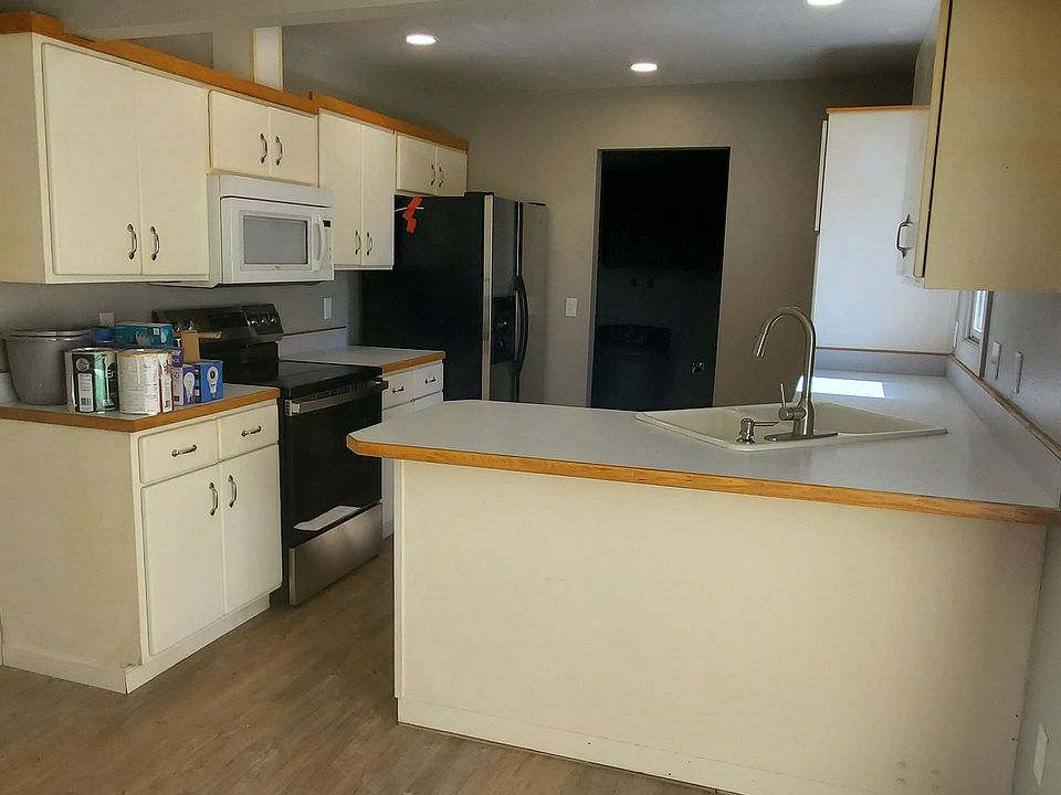 Wonderful kitchen with plenty of workspace and great lighting!