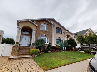 103 Covington Cir, Staten Island, NY 10312