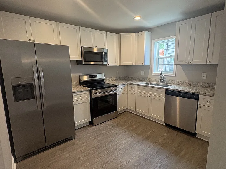 410 S Glover St — Photo 10