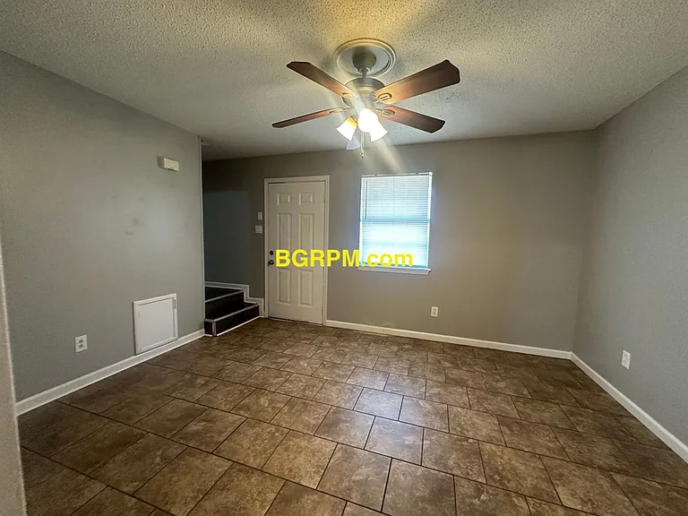 1099 W Elm St — Photo 20