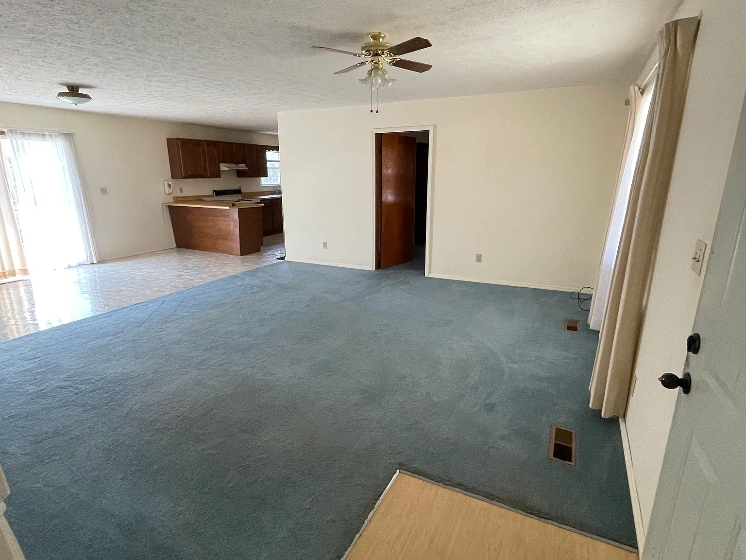 3 bed, 1.5 bath, 1400 sqft, $1,800 — Photo 4