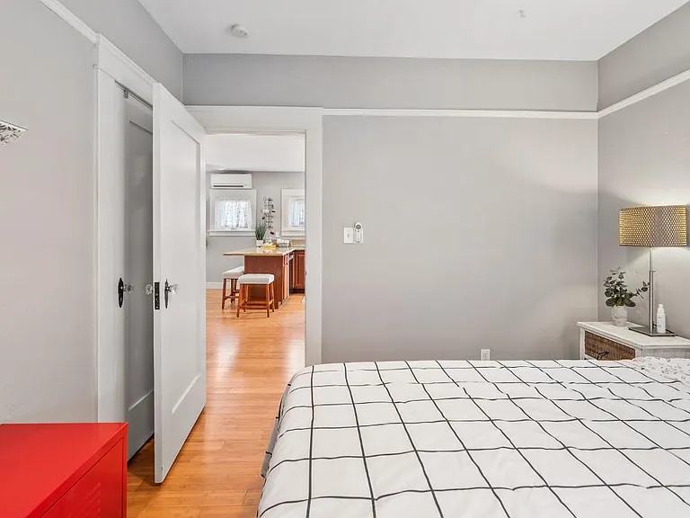 2529 Monroe Ave — Photo 11