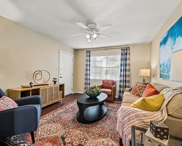 Colonial Plaza Apartments