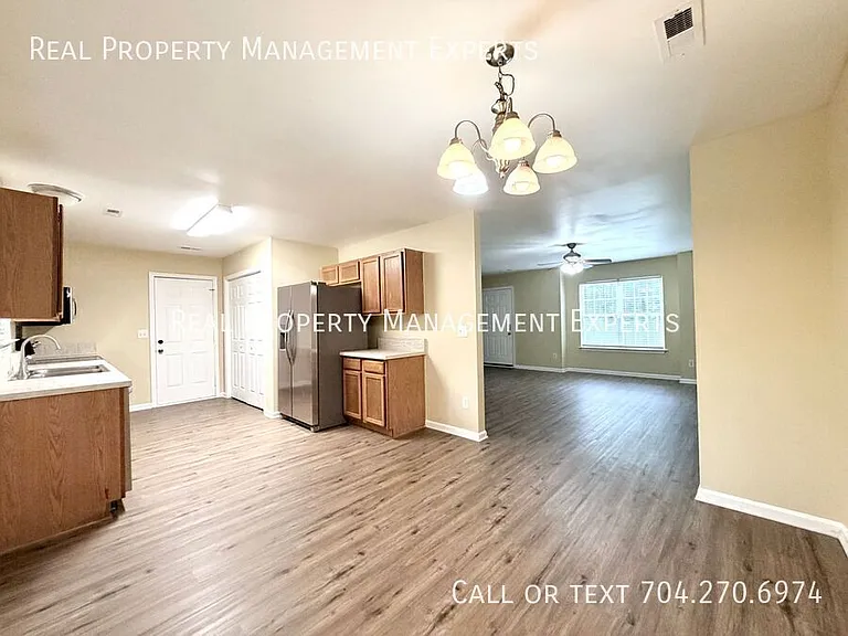 4025 Oakwood Rd — Photo 3