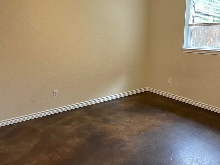 908 E Avenue B — Photo 12