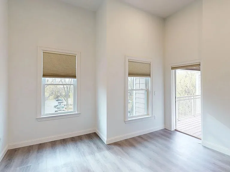320 Middlesex Ave — Photo 8