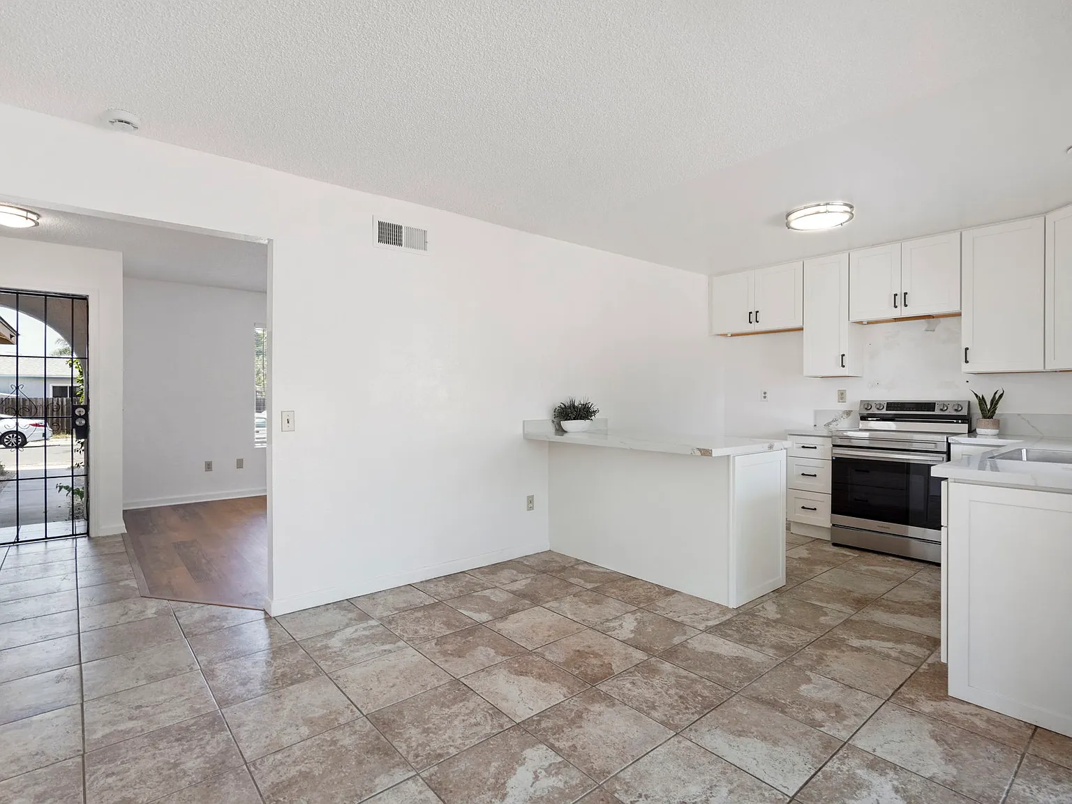 3 bed, 1248 sqft, $3,900 — Photo 3