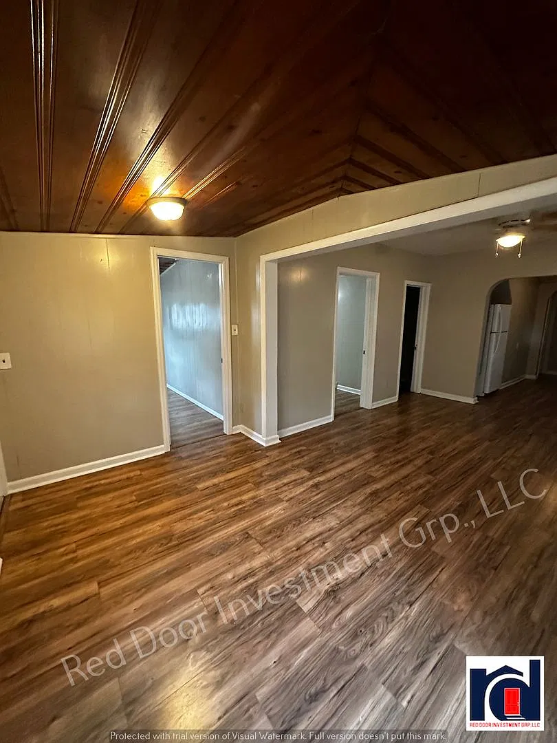 3 Bedroom/1 Bathroom — Photo 4