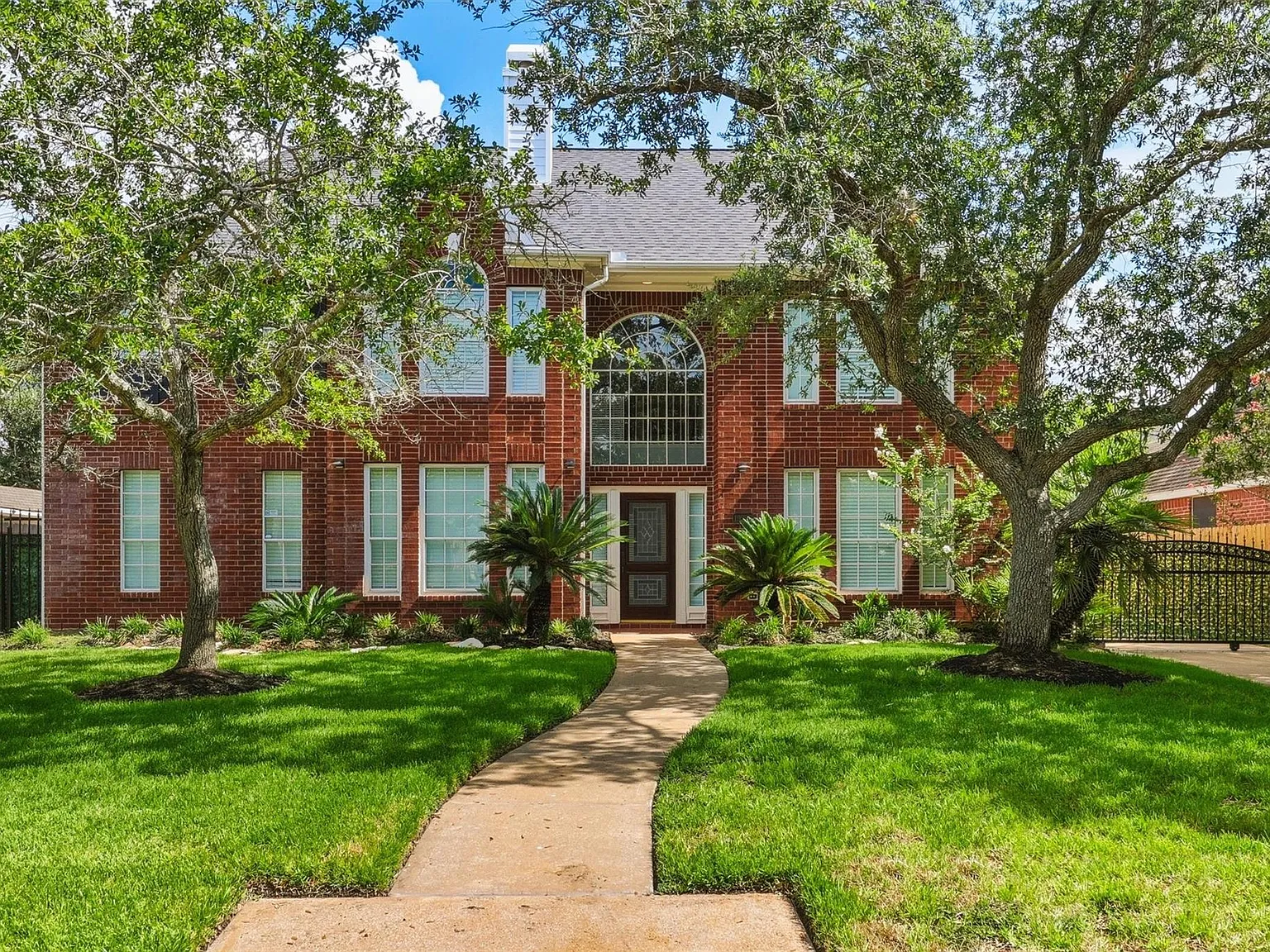 5 bed, 3.5 bath, 3427 sqft, $4,400 — Photo 2