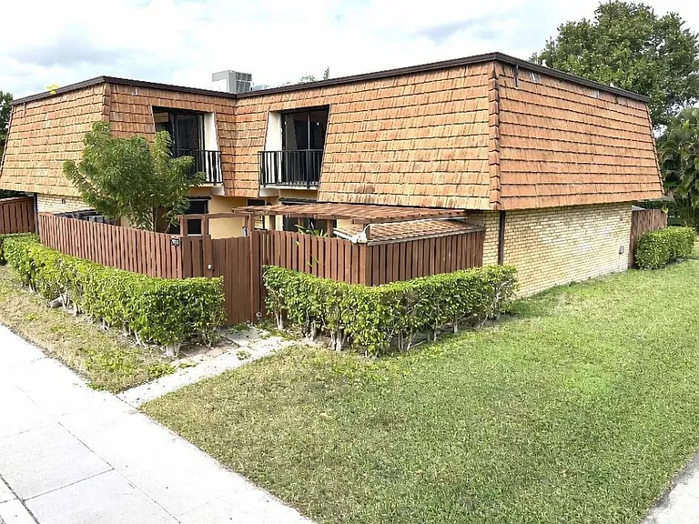 1006 10th Ln — Photo 6