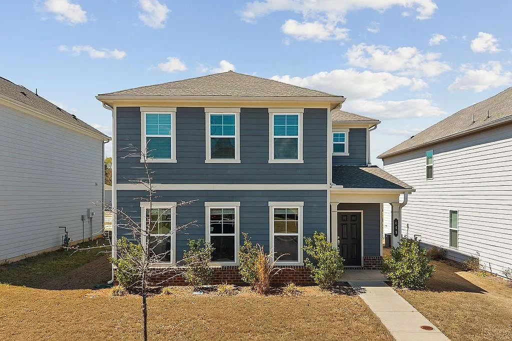 4 bed, 2.5 bath, 2330 sqft, $2,300 — Photo 1
