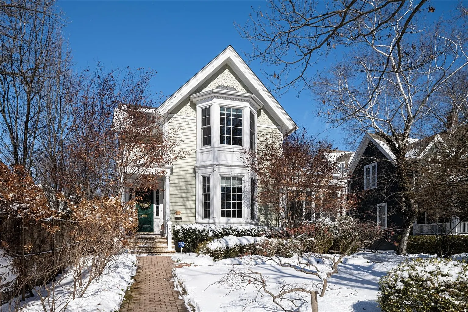231 Dempster St photo 1