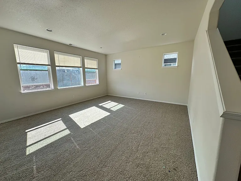 533 Derby St SE — Photo 4