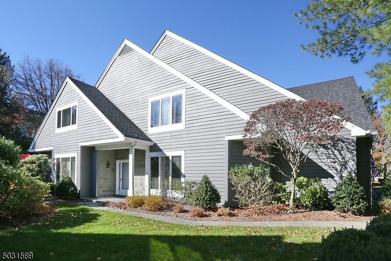 1st image of 285 BARNSTABLE DR
