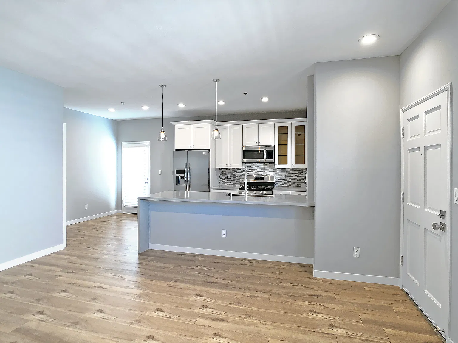 10560 Santa Monica Blvd — Photo 3