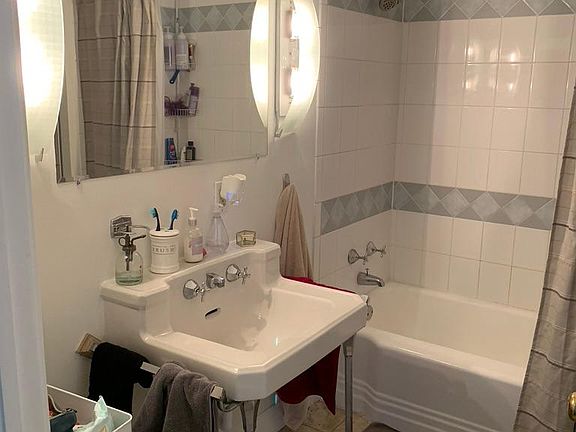 5th image of 917 Starkweather Ave #1