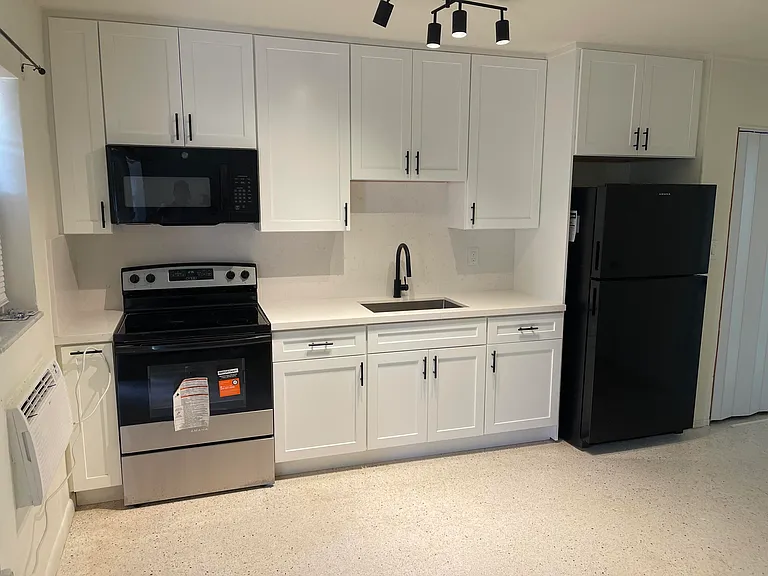 2220 N 19th Ave #6 — Photo 4