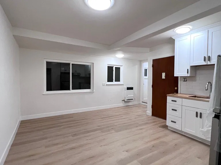 146 Gardiner Ave #4 — Photo 2