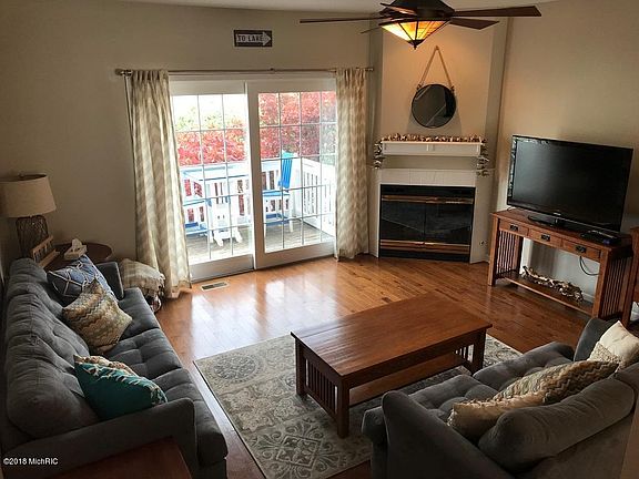4th image of 717 Water St #6