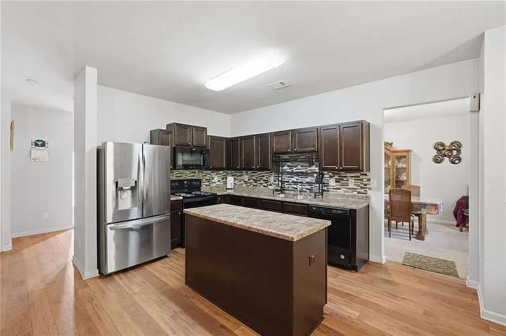 5 bed, 2.5 bath, 2654 sqft, $2,450 — Photo 3