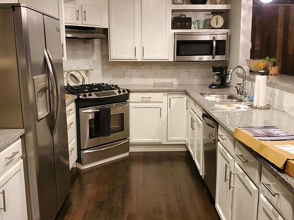 New kitchen, gas cooktop, granite countertops.