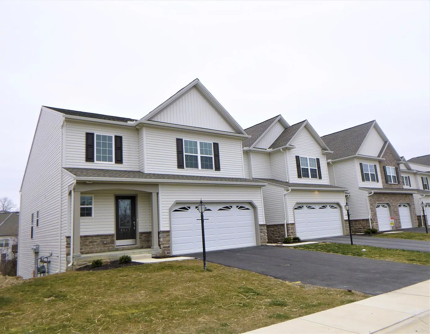 Luxury Corner Townhome with First Floor Master! — Photo 1