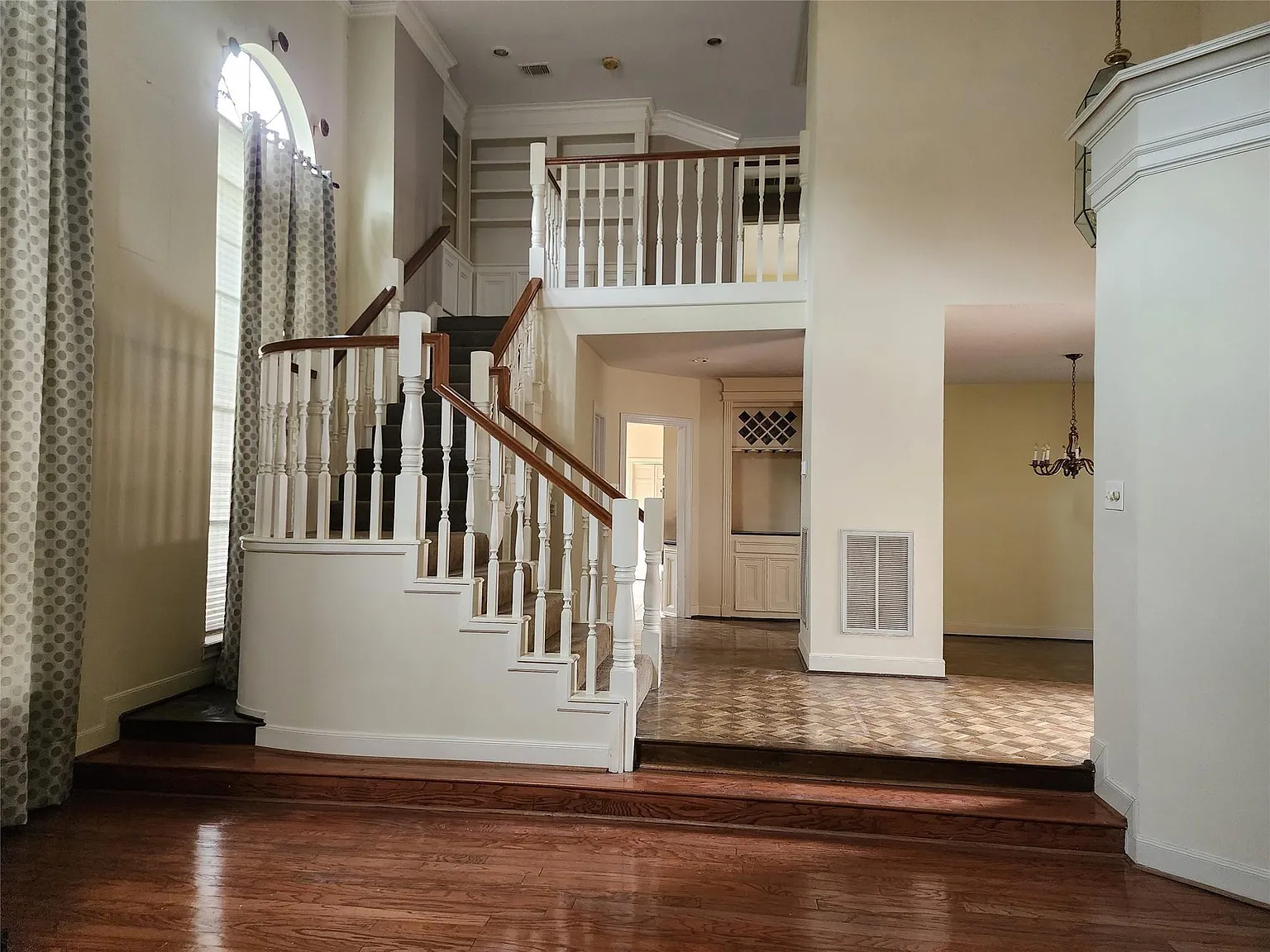 3 bed, 3.5 bath, 2390 sqft, $2,975 — Photo 3