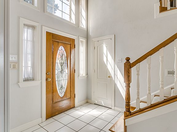 3rd image of 804 Knoll Manor Ct