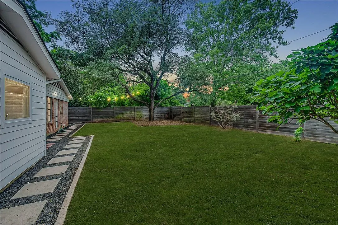 3 bed, 1.0 bath, 1376 sqft, $2,450 — Photo 3