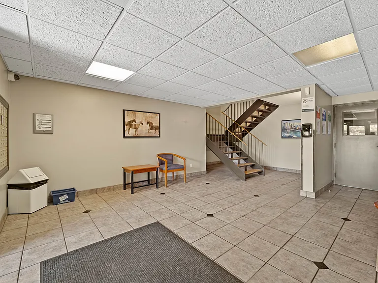 3262 Sandwich St — Photo 7