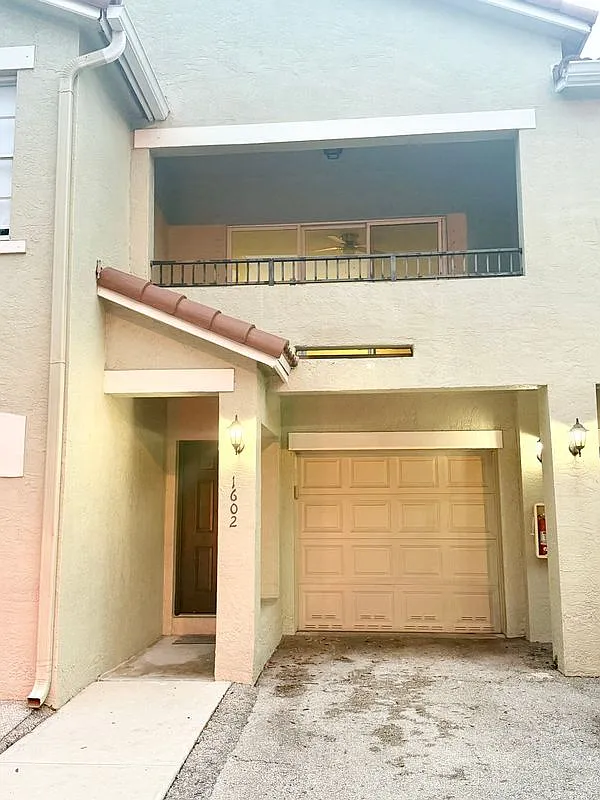 1 bed, 1.0 bath, 978 sqft, $2,200 — Photo 1