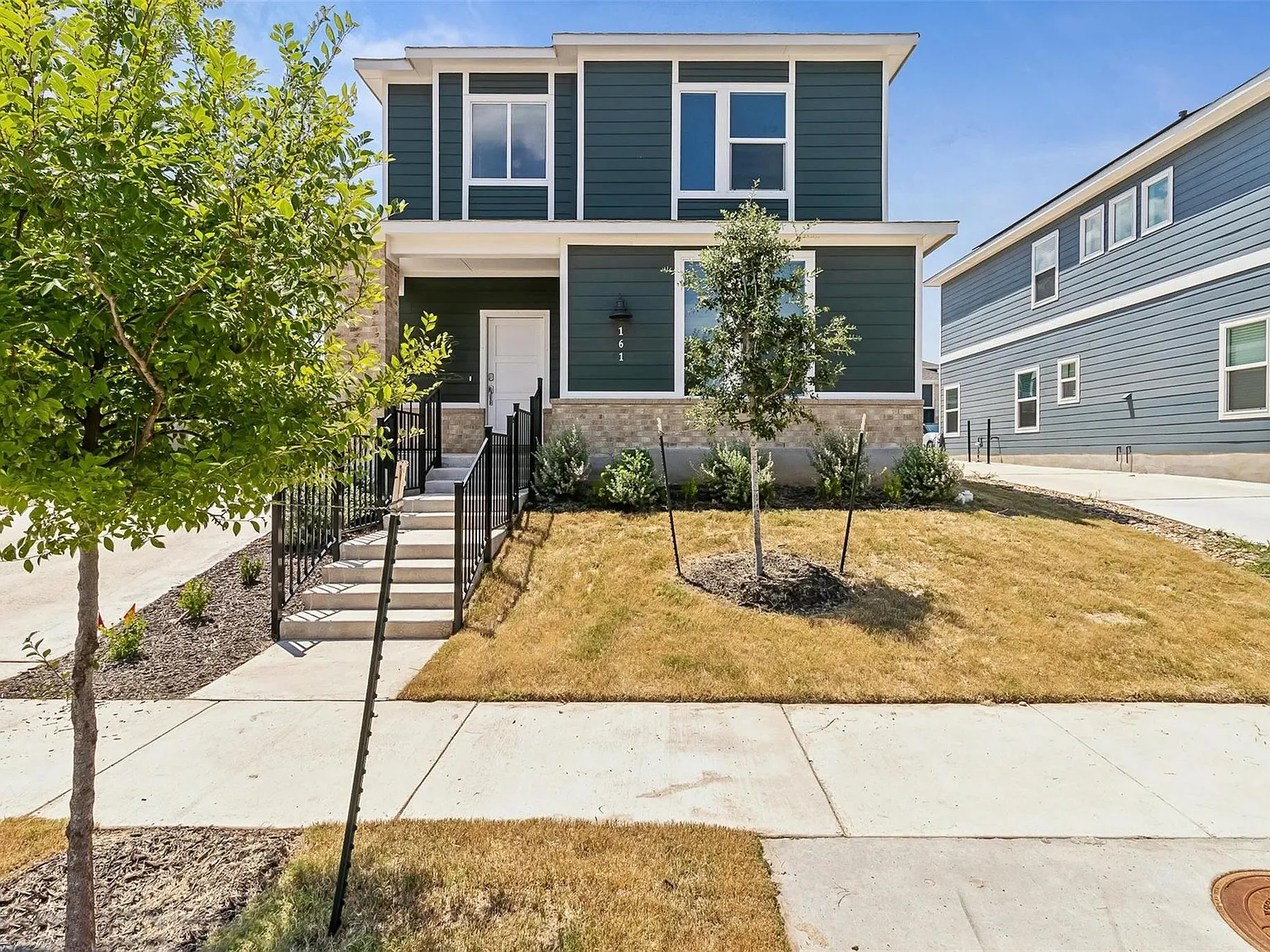 4 bed, 2.5 bath, 1926 sqft, $2,300 — Photo 1