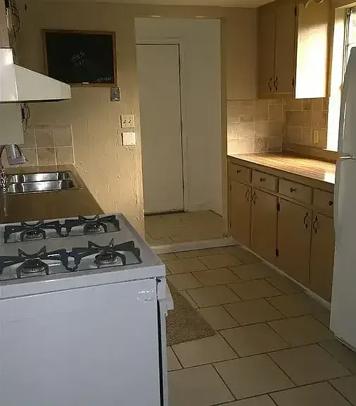 3342 E King Pl — Photo 3