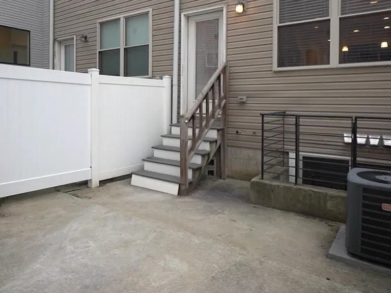 1612 Ogden St — Photo 2