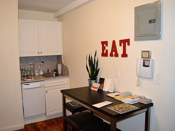 5th image of 324 E 6th St APT 5