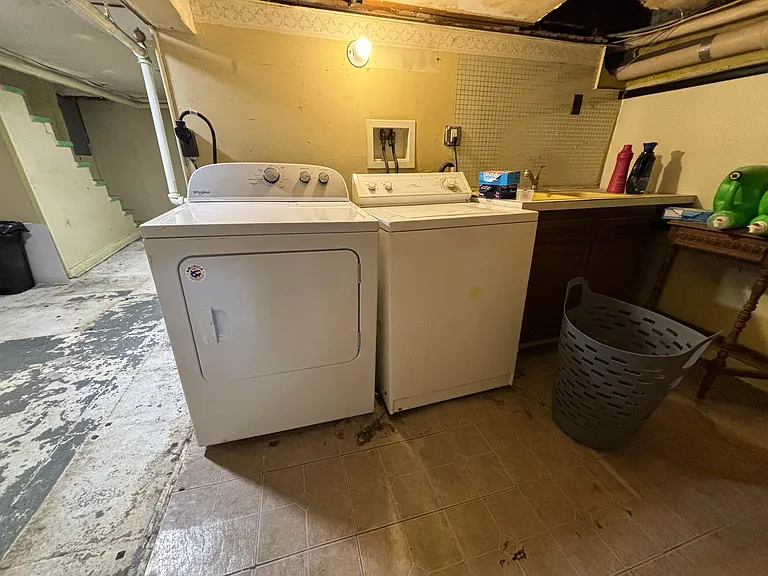 137 E Elm St — Photo 16