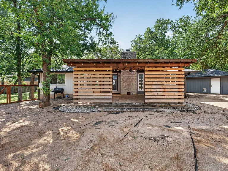1804 Stagecoach Trl — Photo 20