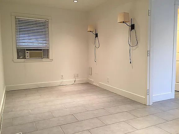 3rd image of 1150 1/2 N Sycamore Ave #1