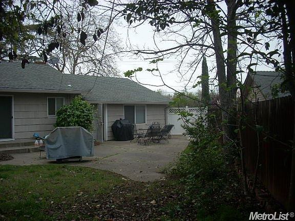 3rd image of 2448 Parkwood Dr